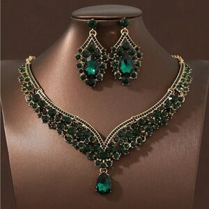Women's Vintage Green and Gold Necklace and Earring Set